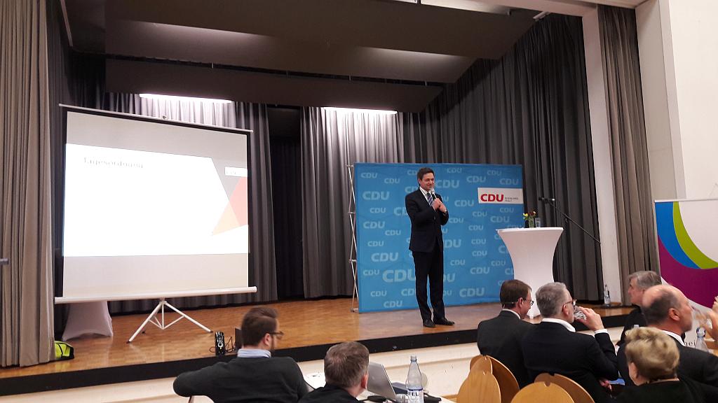 Der neue Fraktionsvorsitzende der CDU-Landtagsfraktion, Christian Baldauf, auf dem Podium.