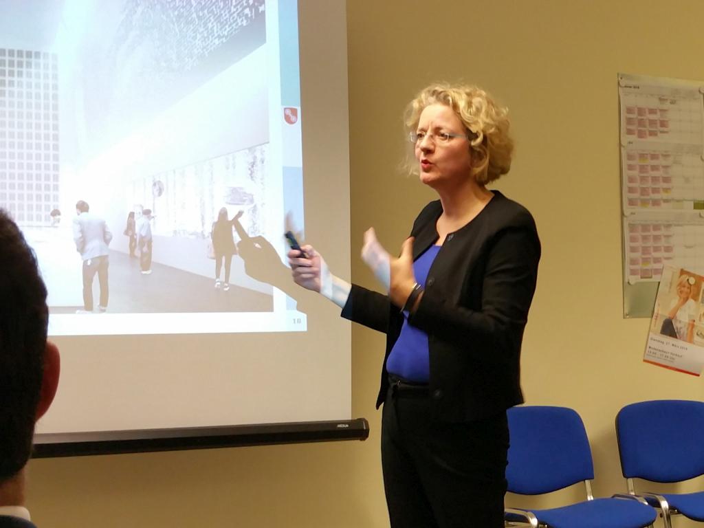 Frau Dr. Annette Ludwig bei der Präsentation