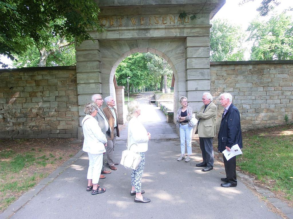 Treffpunkt am Eingangstor des Fort Weisenau im heutigen Volkspark