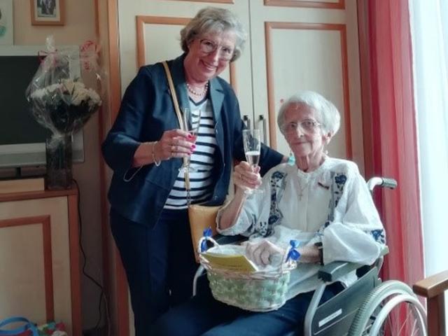 Ingrid Schappert und Lore Hartmann geniessen den Tag!