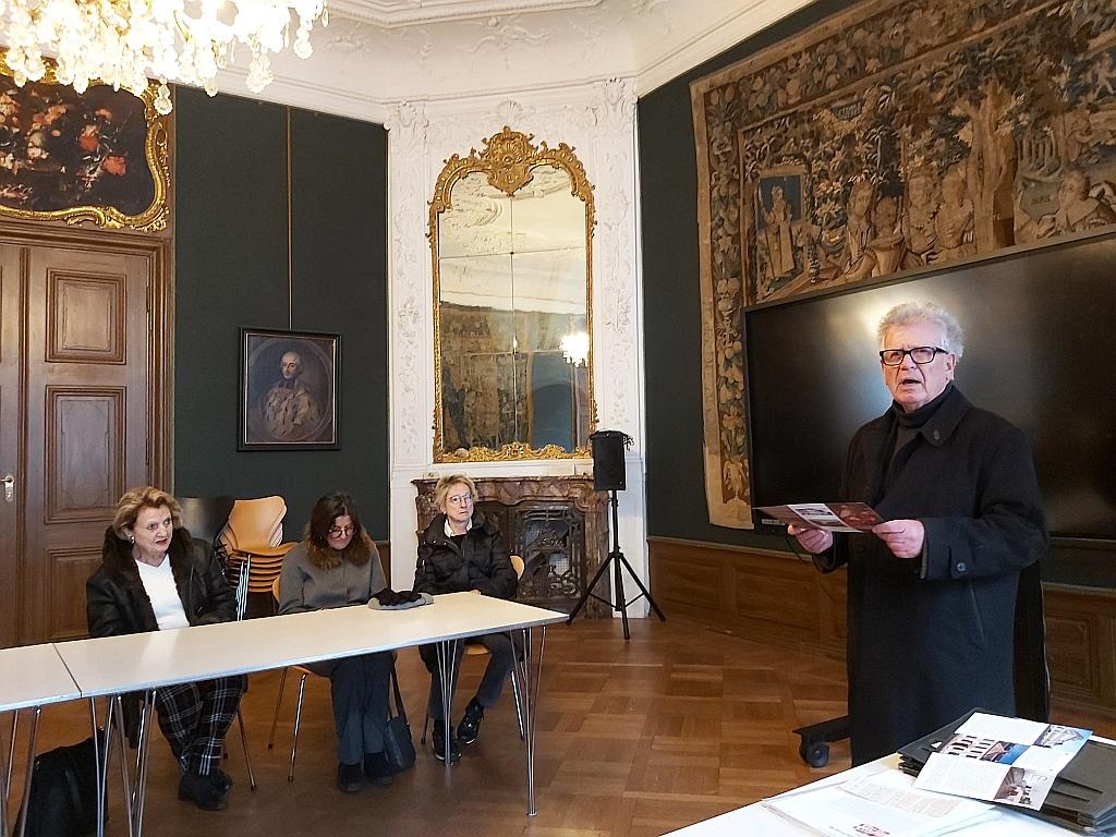 Klaus Schulz (rechts) referiert im Festsaal des Erthaler Hofes.