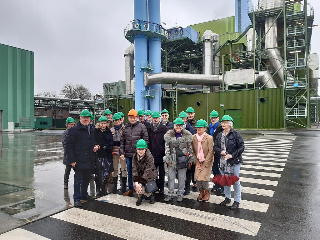 Gruppenbild vor dem Müllheizkraftwerk Danke an Marianne Kunkel für die Organisation