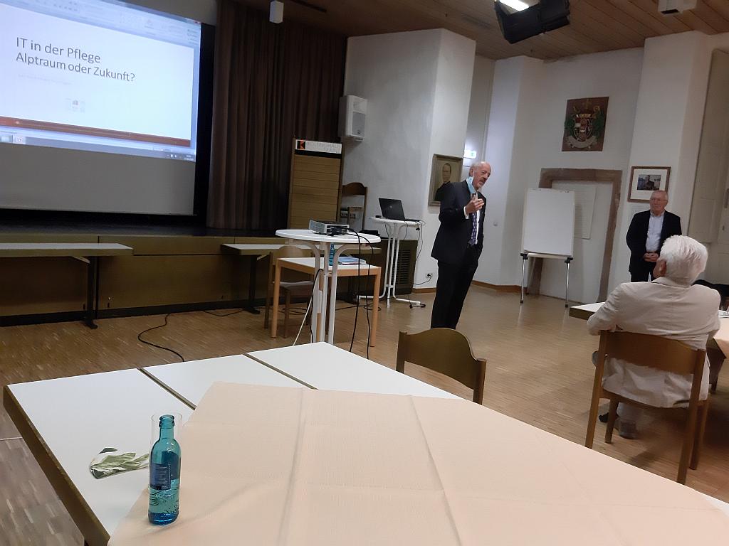 Dr. Chr. Lembens beantwortet nach dem Vortrag Fragen aus dem Publikum (hinten rechts Dr. G. Eckhardt, Vorsitzender SenU Mainz)